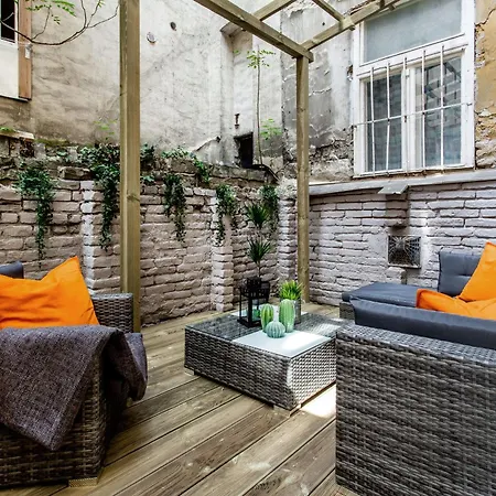 Walk To Nightlife From Elegant And Quiet Apartament Budapesta