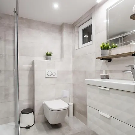 Walk To Nightlife From Elegant And Quiet Apartment Budapest