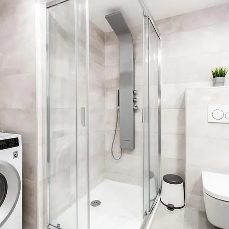 Apartment Walk To Nightlife From Elegant And Quiet Budapest
