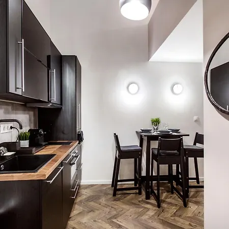 Walk To Nightlife From Elegant And Quiet *