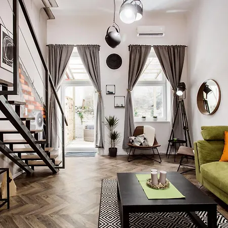 Apartment Walk To Nightlife From Elegant And Quiet Budapest