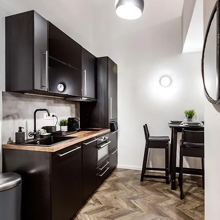 Apartment Walk To Nightlife From Elegant And Quiet *