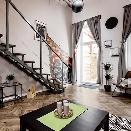 Apartment Walk To Nightlife From Elegant And Quiet