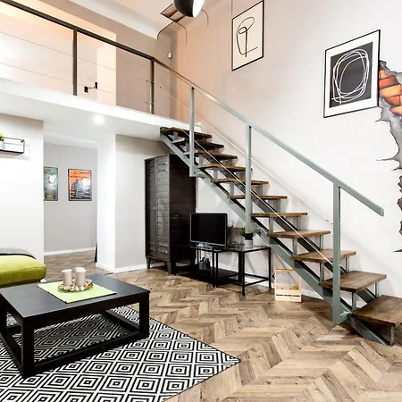 Apartment Walk To Nightlife From Elegant And Quiet *