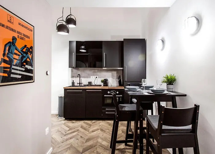 Walk To Nightlife From Elegant And Quiet Lejlighed Budapest