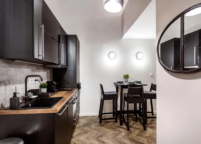 Walk To Nightlife From Elegant And Quiet *